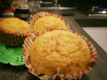 Tre muffin di carote senza zucchero appena sfornati
