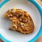 Pane tostato con fichi e noci