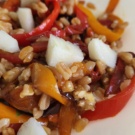 Insalata di farro, peperoni, noci e pera